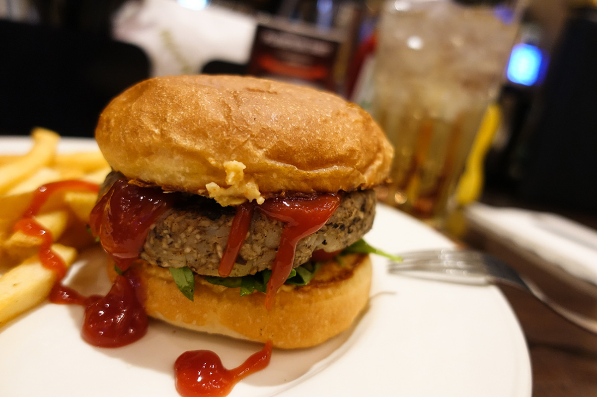 �\�j�[ �R���p�N�g�f�W�^���J���� Cyber-shot�@DSC-RX100M5�@���ʃ��|�[�g