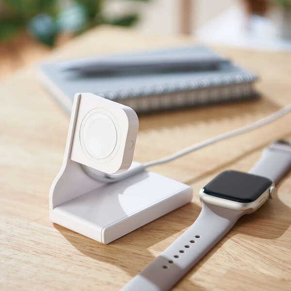 ����Apple Watch���C�[�d�P�[�u���𑕒��E�ڑ����邱�ƂŐݒu�Ə[�d���ł���X�����X�^���h2