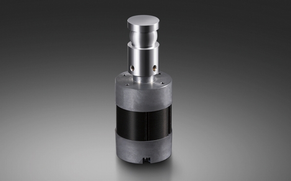 ��e�ʓd���ŋ쓮�����u���V���XDC���[�^�[