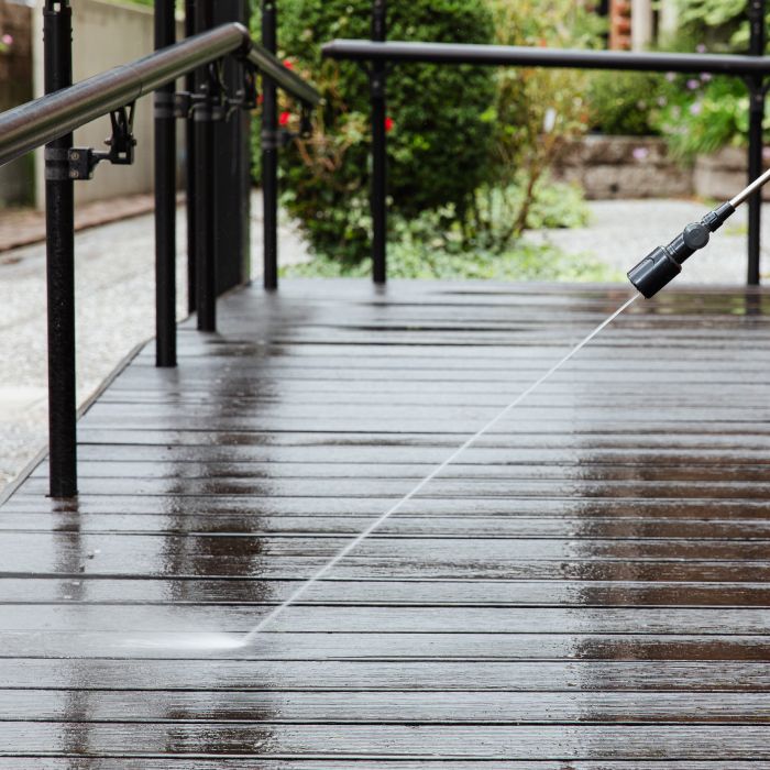 �f�b�L��^�C���̖ڒn�ȂǏ����ȍa�̉���𐅈��ŗ��Ƃ���