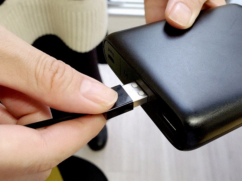 �d���̓��o�C���o�b�e���[�ŉғ����A10,000mAh�̗e�ʂ���������o�C���o�b�e���[�ł͍ő��10���Ԉȏ�̉ғ�