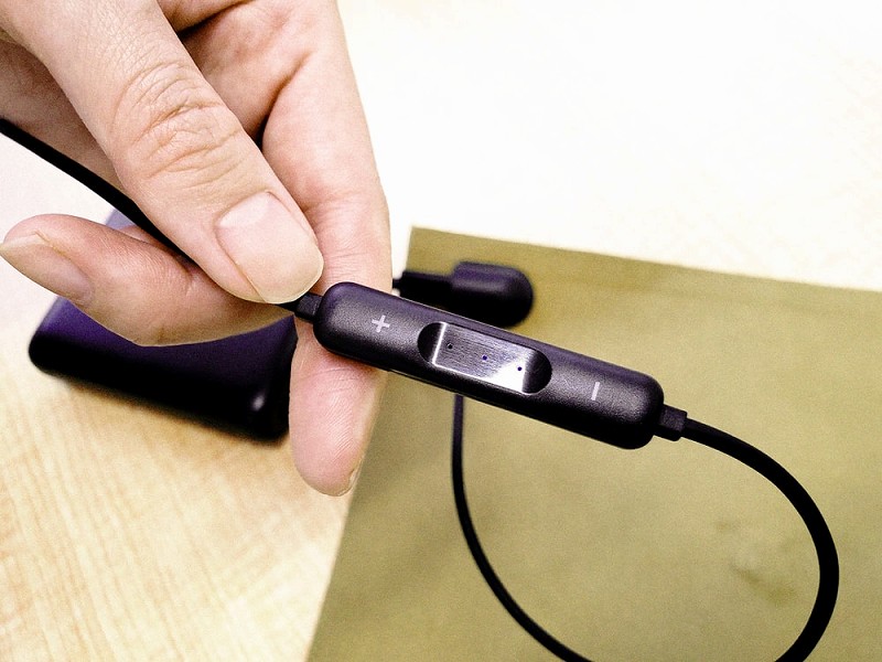 �d���̓��o�C���o�b�e���[�ŉғ����A10,000mAh�̗e�ʂ���������o�C���o�b�e���[�ł͍ő��10���Ԉȏ�̉ғ�