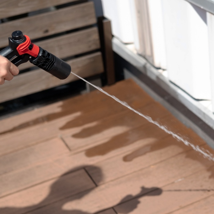 �f�b�L��^�C���ڒn�Ȃǂ̏����ȍa�̉���𐅈��ŗ��Ƃ���