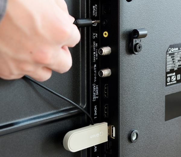 �e���r��USB�[�q�ƃC���z���[�q�ɑ}�������ŊȒP�ɐڑ��ł��܂��B