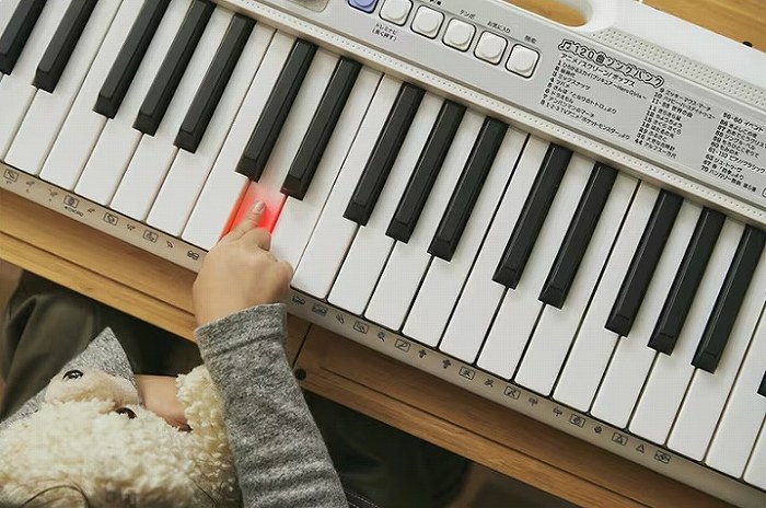  �w��{�ł��e���āA�����ɉ��y�̊y�����ɏo���m�炭�炭���[�h�n