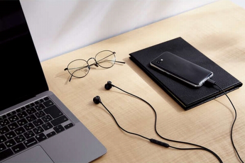 USB Type-C�|�[�g�̂���X�}�[�g�t�H���E�^�u���b�g�Ŏg����L���w�b�h�z��