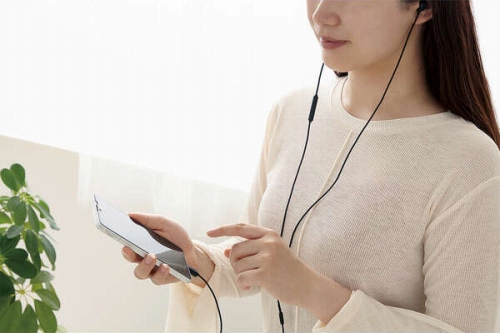 USB Type-C�|�[�g�̂���X�}�[�g�t�H���E�^�u���b�g�Ŏg����L���w�b�h�z��