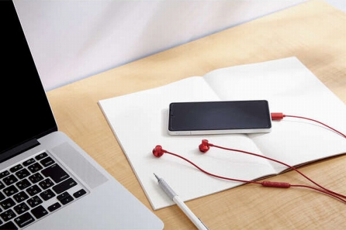 USB Type-C�|�[�g�̂���X�}�[�g�t�H���E�^�u���b�g�Ŏg����L���w�b�h�z��