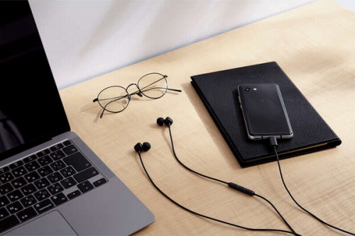 USB Type-C�|�[�g�̂���X�}�[�g�t�H���E�^�u���b�g�Ŏg����L���w�b�h�z��