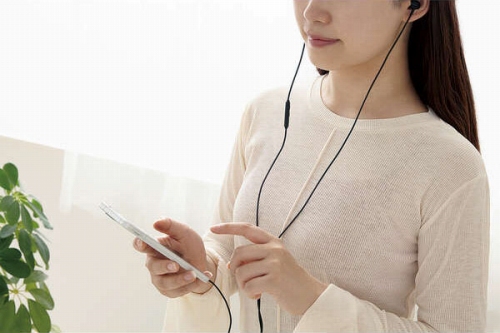 USB Type-C�|�[�g�̂���X�}�[�g�t�H���E�^�u���b�g�Ŏg����L���w�b�h�z��