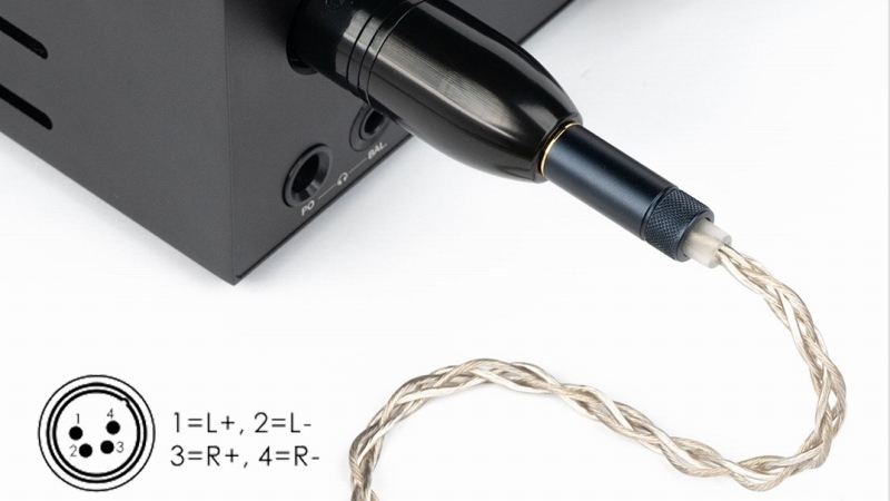 4�s��XLR�o�����X�[�q��4.4mm�o�����X�[�q�̐ڑ����\�ɂ���ϊ��A�_�v�^�[