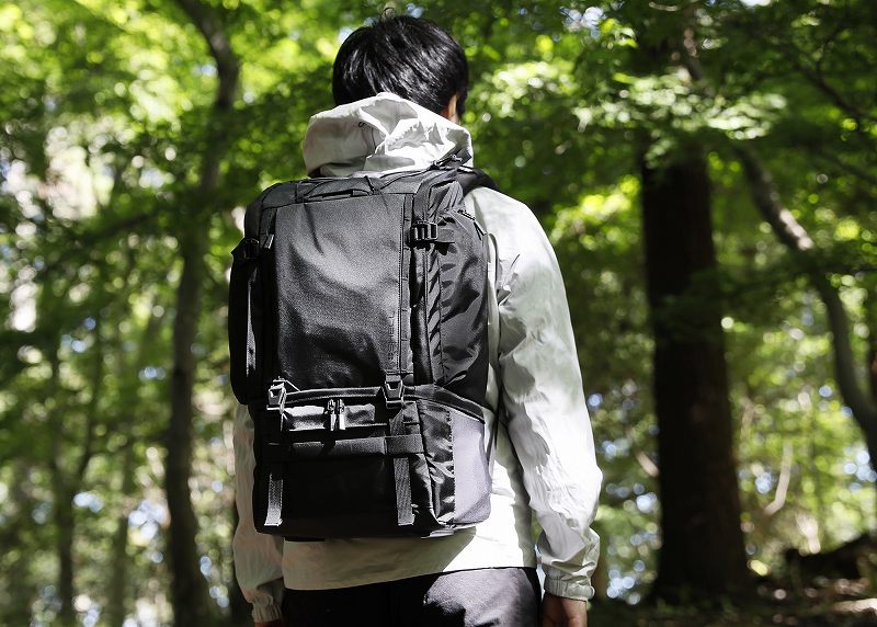 ���]�������Y�������^�ׂ�A�㉺2�C���̑�e�ʂ��y�ʐ݌v�̃o�b�N�p�b�N�^�C�v�̃J�����o�b�O