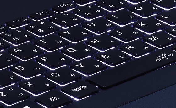 �o�b�N���C�g�t���L�[�{�[�h���ډ��K�Ƀ^�C�s���O�ł���