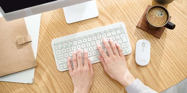 �y�ʔ��^�݌v�̃��o�C���L�[�{�[�h�gSlint(�X�����g)�h�V���[�Y