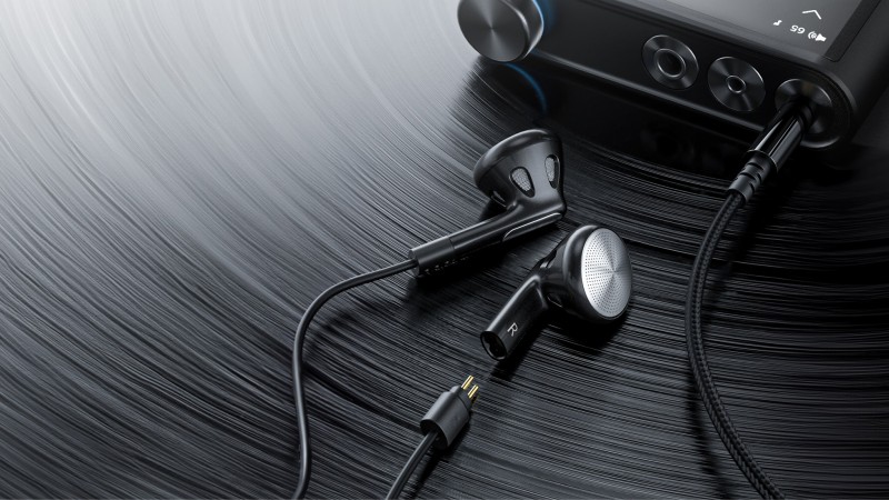 �Ǝ��`���0.78mm 2�s���R�l�N�^�[�Œ��E���\�ȃP�[�u�����̗p