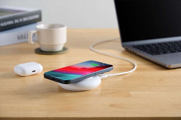 �X�}�[�g�t�H����AirPods���[�d�ł���2WAY�^�C�v