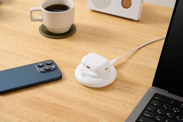 �X�}�[�g�t�H����AirPods���[�d�ł���2WAY�^�C�v