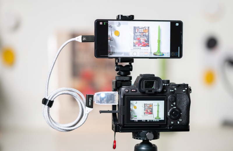 ShadowCast 2���J������iPad�ɐڑ����邾���ŁA�f�������C�u�v���r���[���邱�Ƃ��ł��܂��B