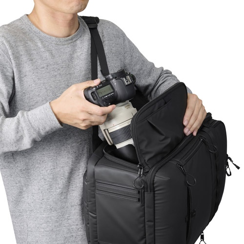 �w�������܂܃J������f�������o���鍶�E�T�C�h�A�N�Z�X