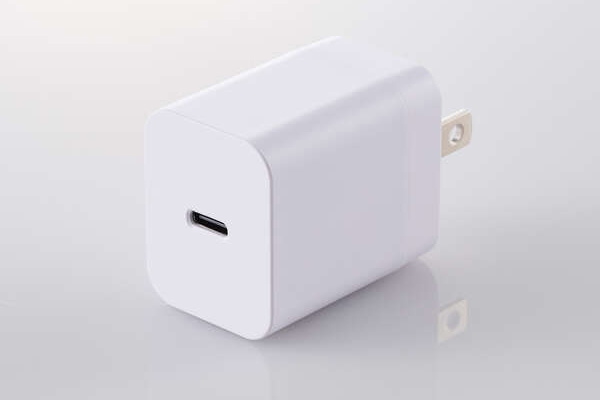 USB Type-C�|�[�g���� AC�A�_�v�^�[