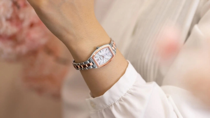 �Z�W�̂���s���N���d�˂āA��ʂɍ炫�������̏�i��\��