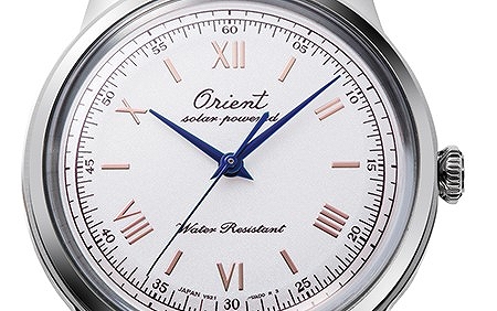 �I���G���g�̃��S�́A75���N���L�O����1950�N��Ɏg�p���Ă����M�L�̂̃I���G���g���S���̗p�B