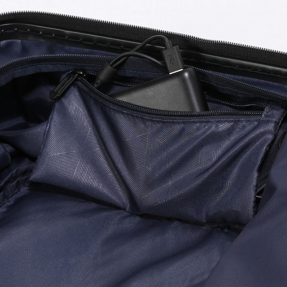 USB�|�[�g�p�̃��o�C���o�b�e���[�̓��C�����[�����̃t�@�X�i�[�|�P�b�g�Ɏ��[�\