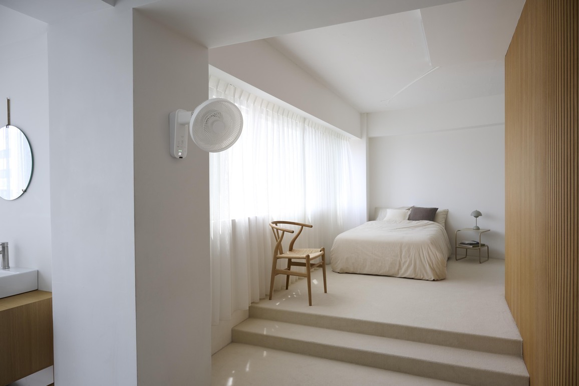 �������ɕ���͂���㉺���E�̎�����U��ŁA�L�͈͂Ɍ����I�ɑ���