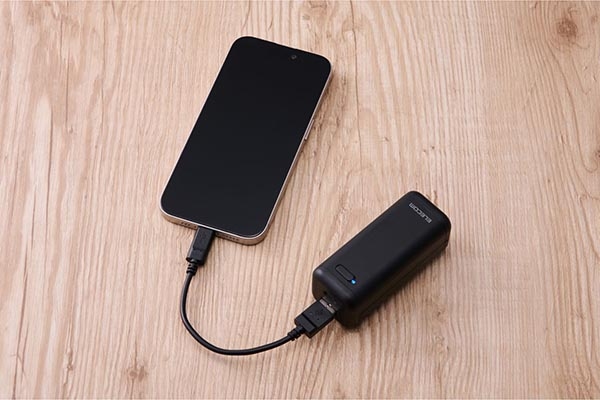 USB�P�[�u����ڑ����ď[�d�\