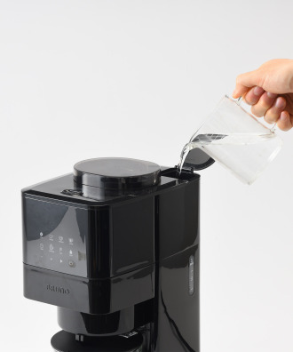 ���^���N�̖ڐ���ڈ��ɃR�[�q�[�̃J�b�v���ɍ��킹���������܂�