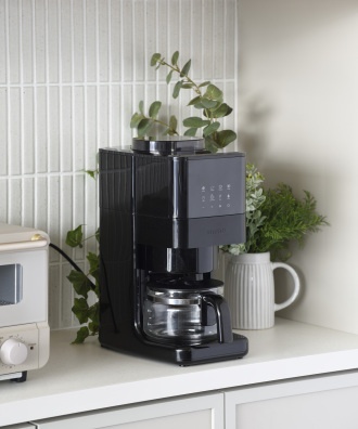 �L�b�`���̃A�N�Z���g�ɂȂ�X�^�C���b�V���ȃu���b�N�J���[