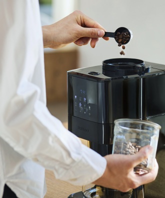 �R�[�q�[�̃J�b�v���ɍ��킹�āA�R�[�q�[�����z�b�p�[�ɓ���Ă��������B