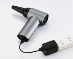 �J��Ԃ��g�p�ł���USB�[�d
