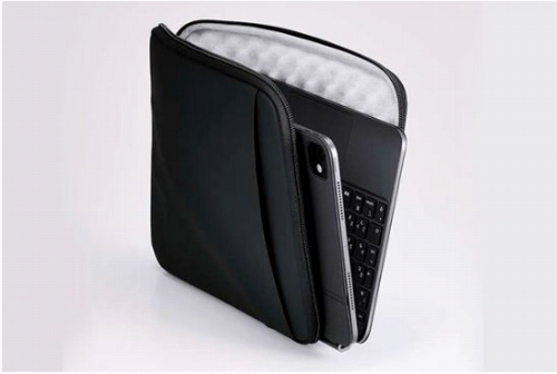 ���^�L�[�{�[�h�𑕒������܂܎��[�\