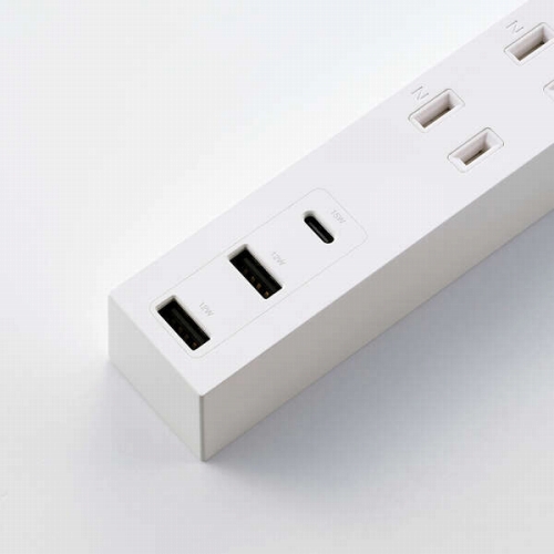 USB-A�|�[�g&times;2�AUSB Type-C�|�[�g&times;1�𓋍�