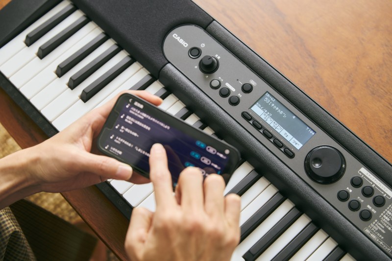 �_�E�����[�h�����Ȃ��A���i�r�Q�[�V�����ŉ��t�ł���