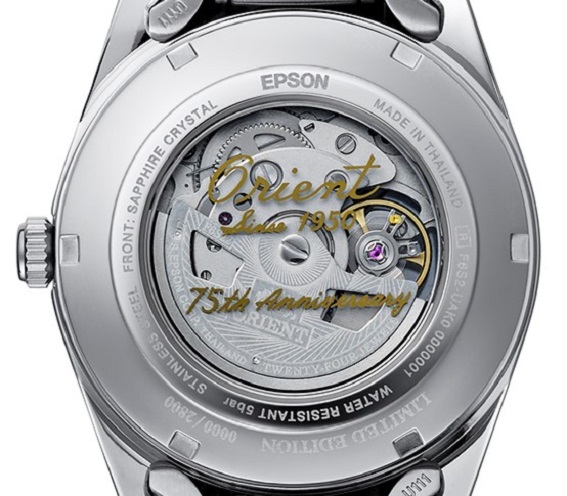 �M�L�̂ɂ��uOrient Since 1950 75th Anniversary�v�̃}�[�N�Ɛ��ʌ���V���A���ԍ��̍���