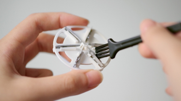 �����Ɏc�����ыʂ������A�t���̃u���V�ŃL���C�Ɏ�菜���܂�