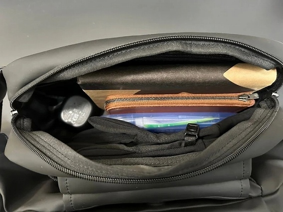 2. MAIN POCKET �����z�A�~�j�^�u���b�g������