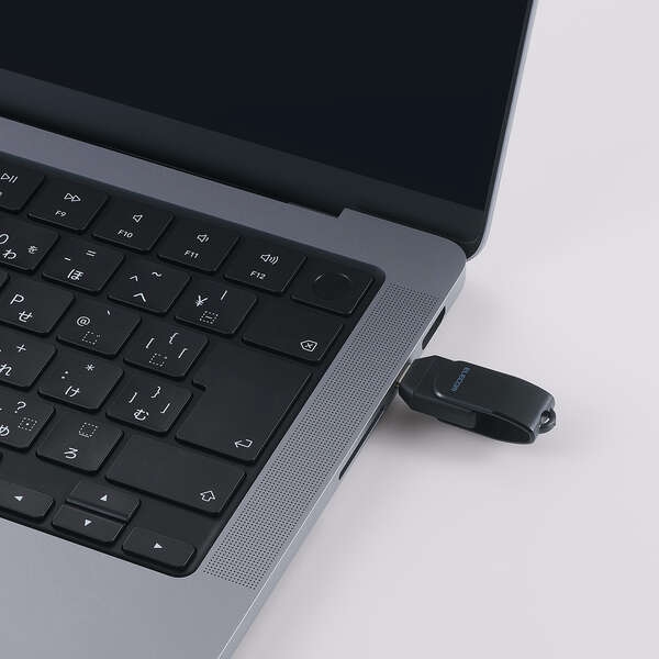 USB Type-C�|�[�g�𓋍�