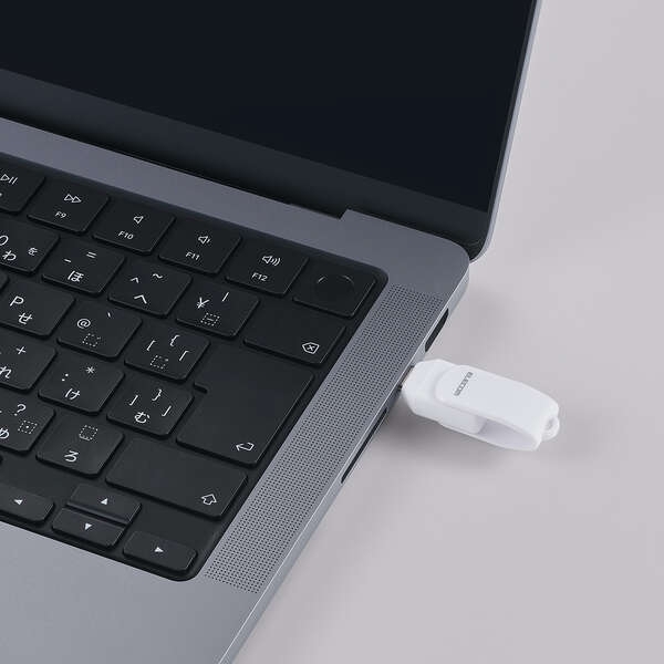 USB Type-C�|�[�g�𓋍�