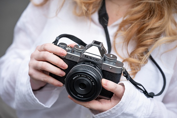 Zf�̏ے��I�ȃf�U�C�����������Ă�V�����V���o�[�{�f�B�[