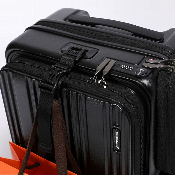 �t���̃T�u�A�^�b�`�����g���L�����[�O�ʏ㕔�̍������ɃZ�b�g����ƁA��ו��ȂǃX�[�c�P�[�X�Ɋ|���邱�Ƃ��\�ł�