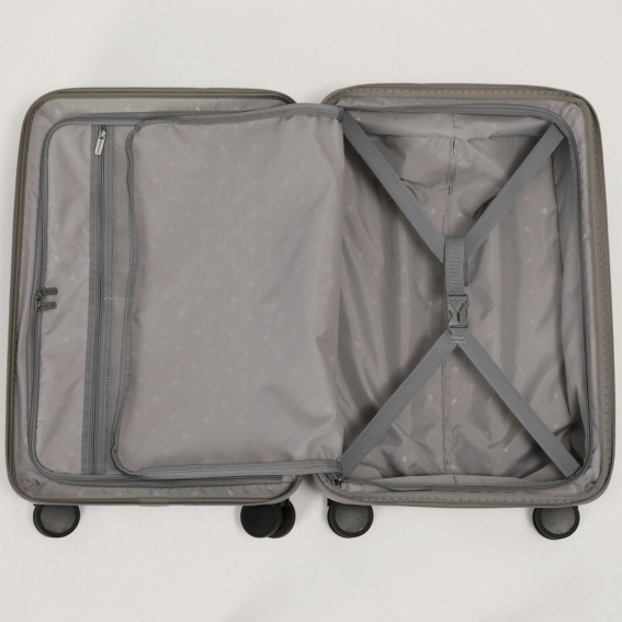 ���C�����[���w�ʑ��ɂ́A�N���X�o���h�𑕔�