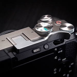 ��p�݌v�ɂ�鍂���t�B�b�g���J�����ƒ��a����~�j�}���f�U�C��