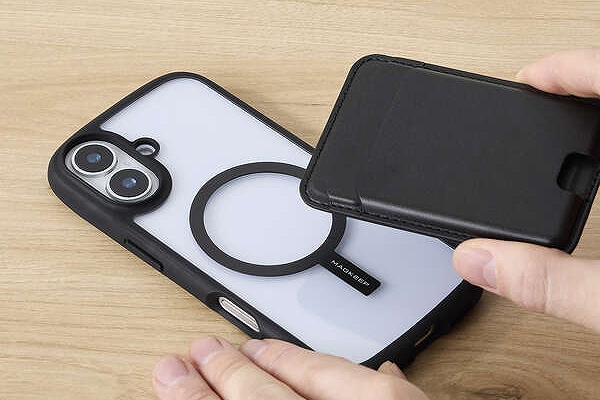 MagSafe��Ή��P�[�X���A�N�Z�Ή���