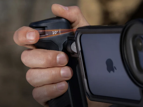 �����[�g�R���g���[���� 10&deg;�̊p�x�Ő݌v����A�l�����w�̃J�[�u�Ɏ��R�Ƀt�B�b�g�B