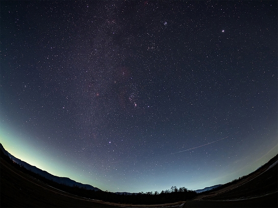 �y�I�[�G���V�X�e�� �V�̎ʐ^�B�e�����J���� OM-3 ASTRO�z���Q�J�b�g�t�B���^�[�Ő���̖{���̔��������B���