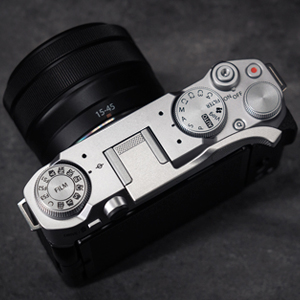 �yY-XM5-TGS �J�����A�N�Z�T���[�z��p�݌v�ɂ�鍂���t�B�b�g���J�����ƒ��a����~�j�}���f�U�C��