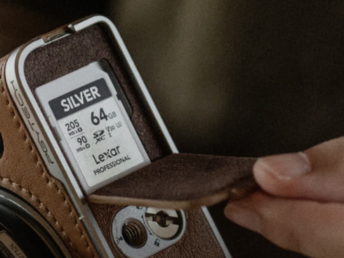 �\���̃������[�J�[�h�����[�ł��� SD�J�[�h�X���b�g�����